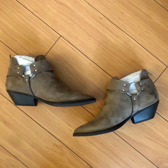 Pointed-toe Harness Booties - Picture 3 of 7